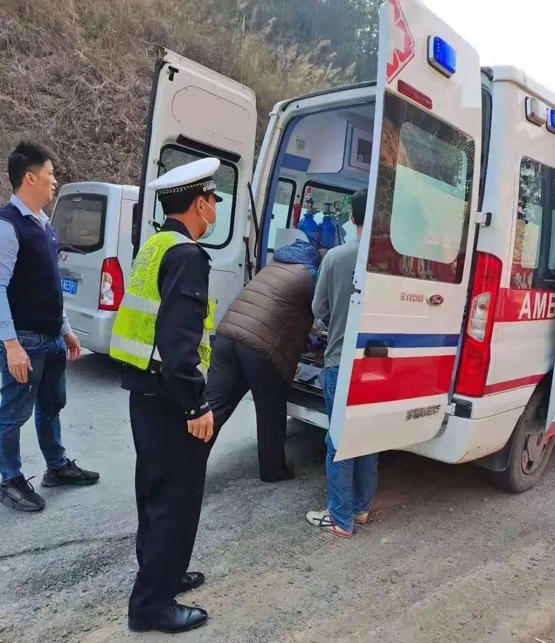 民警协助医护人员将伤者抬上救护车.