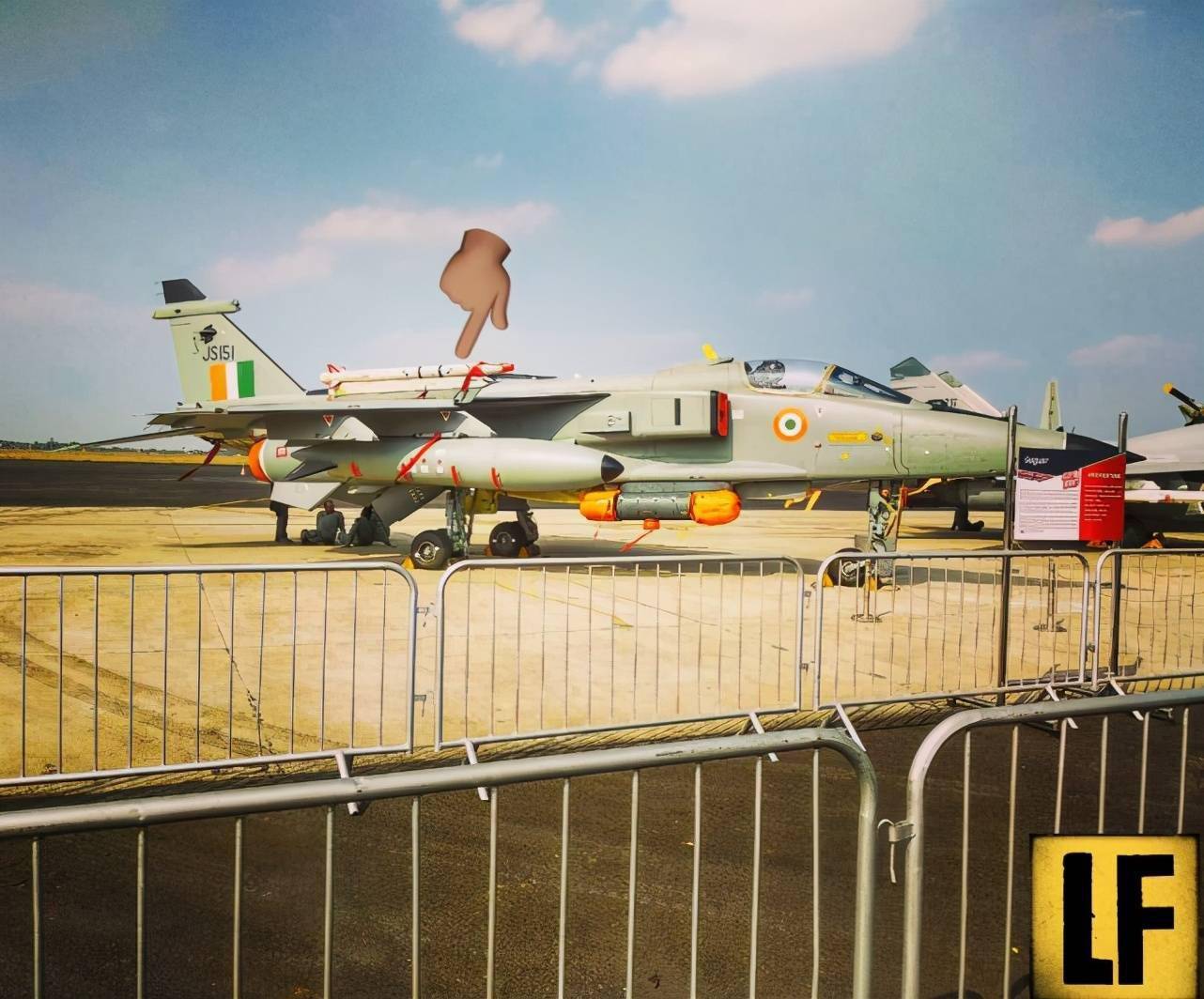 印度攻击机带英国导弹位置奇葩居然挂在机翼上面曾多次坠机