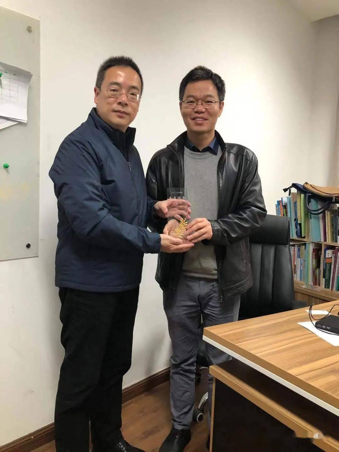 2020年,拜访南京理工大学卞雷祥编委,图为林社长为卞雷祥教授颁发杰出