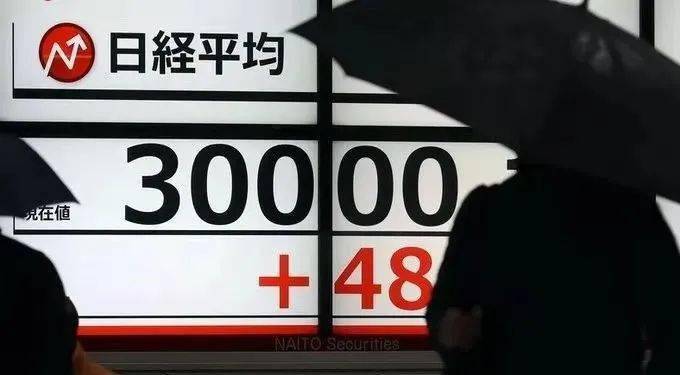 好消息 日本开始接种新冠疫苗 医护人员打下了第一针 问题