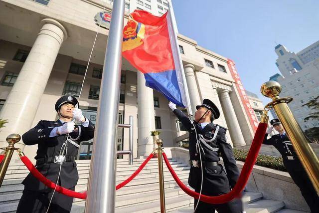 节日我在岗22年军装22年警服这位59岁的老黄牛民警每天干劲plus