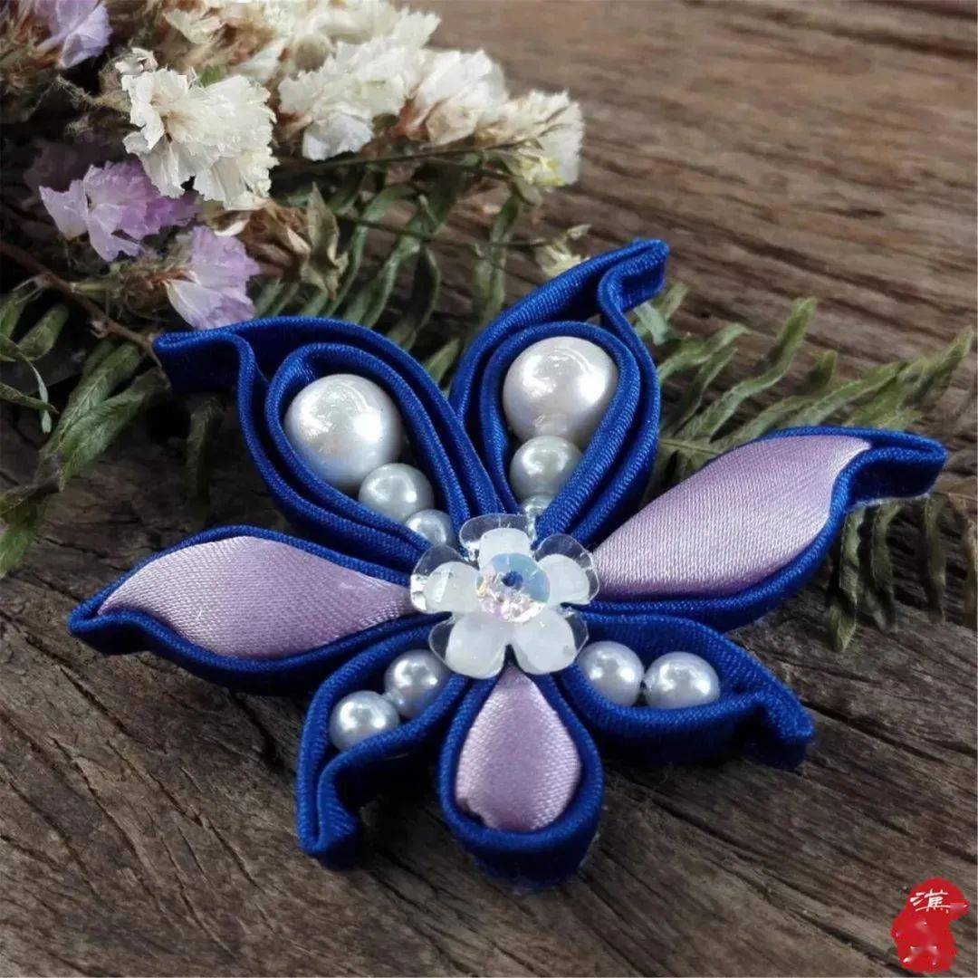 盘扣工艺的魅力激活您性灵深处一颗百转千回的织女心宋锦口金包春之丽