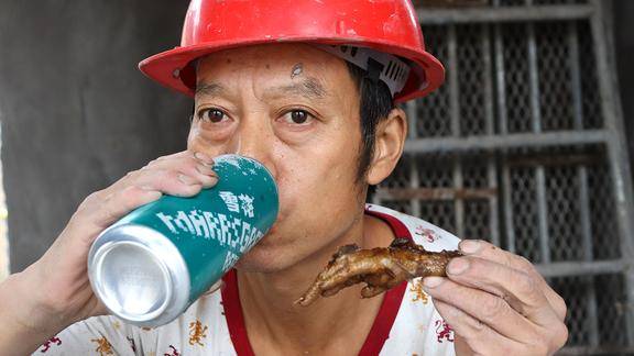 啤酒鸡爪榨菜整起民工大哥午饭吃得太过瘾别喝醉了哦