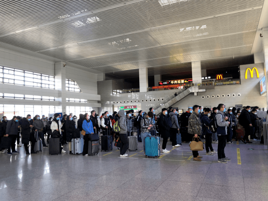 保定东站内,检票候车客流井然有序