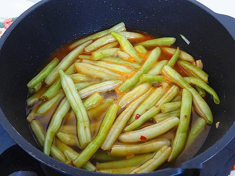 豆角不做熟透了,會有毒性,雖然不至於影響生命,但是能出現噁心,嘔吐