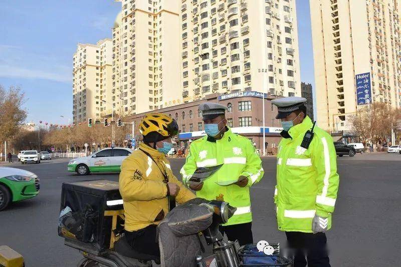 吐魯番交警對美團外賣騎手開展佩戴頭盔示範活動