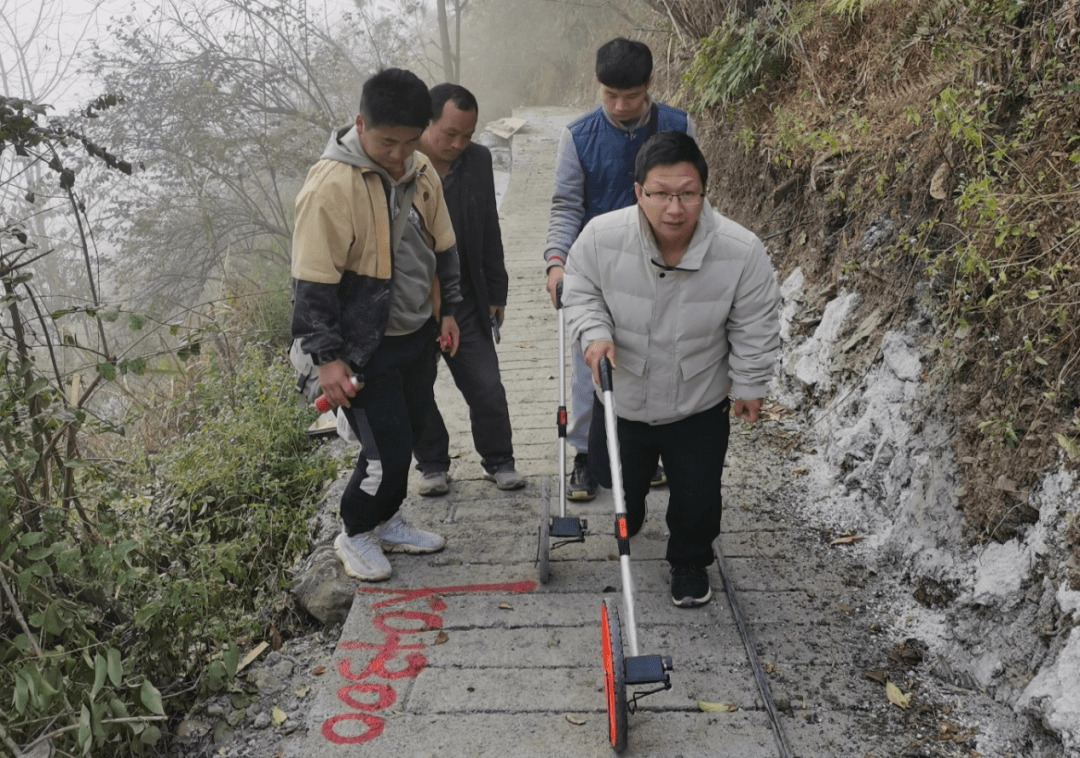 越南绝对贫困人口_贫困越南温饱问题(2)