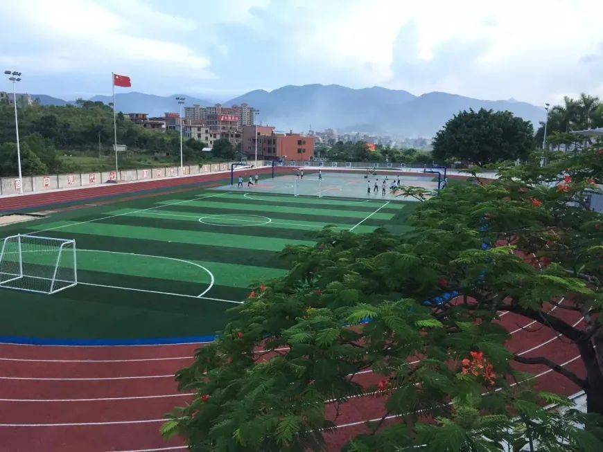 学校英都中学举行新春座谈会现场认捐近500万元奖教奖学基金