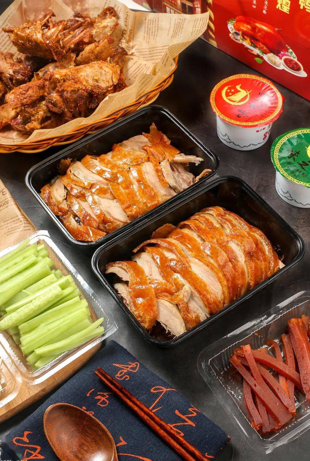 肥美的鸭肉,在师傅的手上被片成一片一片的薄片,这一部分可是整只鸭的