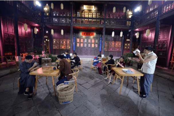 潮玩悠悠时光在昆明大街小巷的茶馆里自在品茗