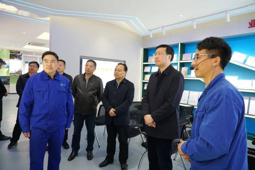 弘扬劳模品格传承工匠精神县委副书记赖明诚走访调研工会工作