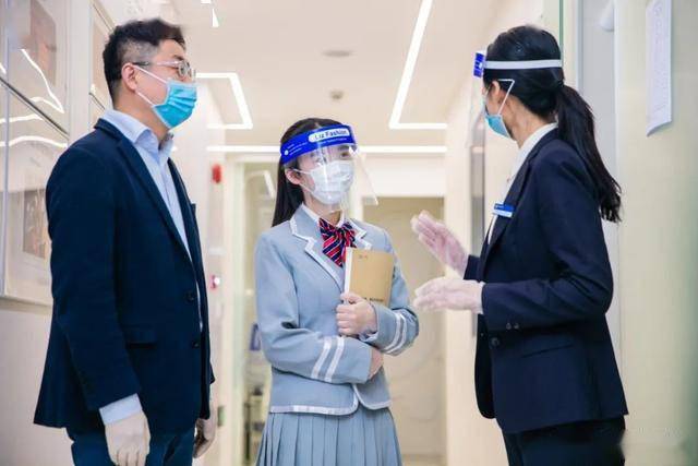 老师和学生都会全程戴防护面罩,医用口罩和手套上课,杜绝师生间产生