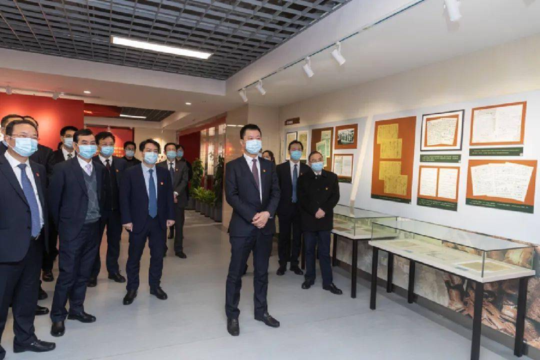 区委书记褚孟形强调,一部党的历史,记载着我们的昨天,书写着我们的