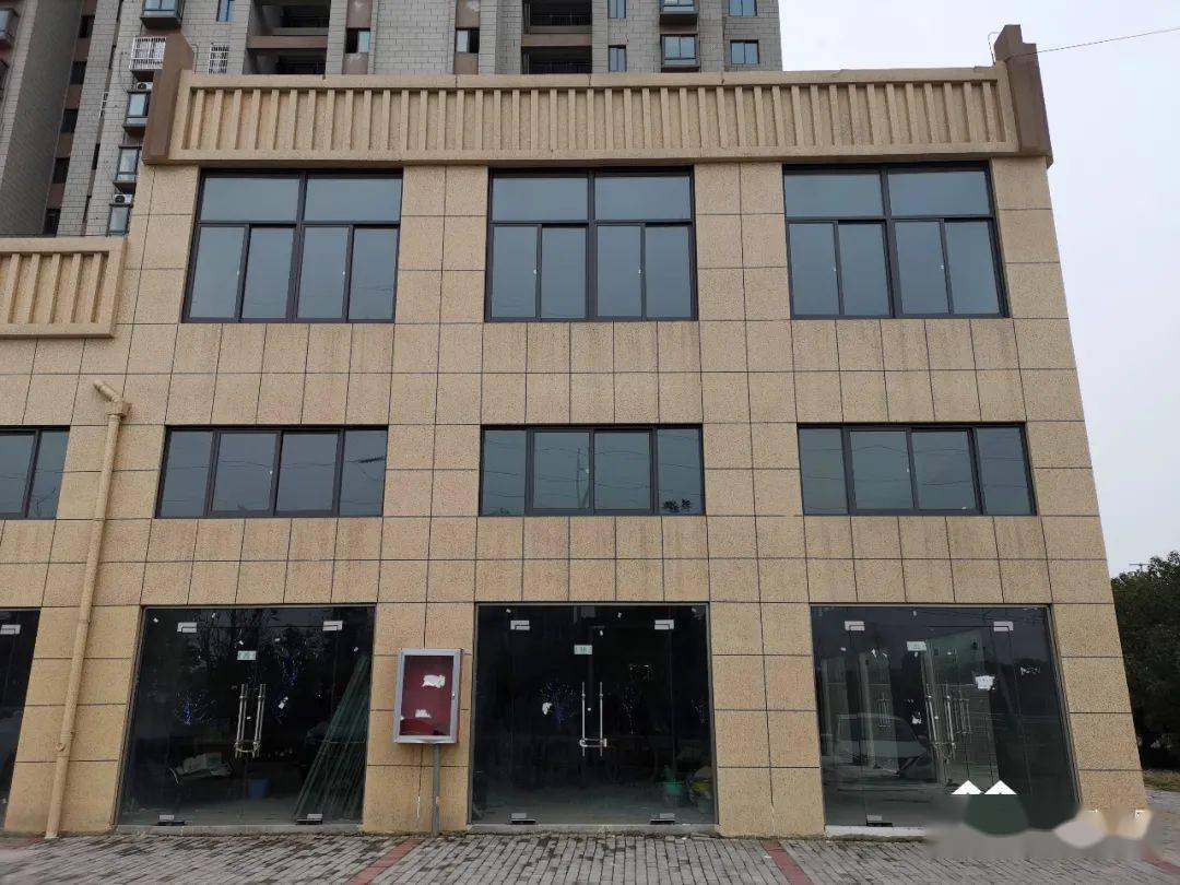 商铺一层均为挑高设计,可以隔成2层,等于买一层得两层,是比较划算的.