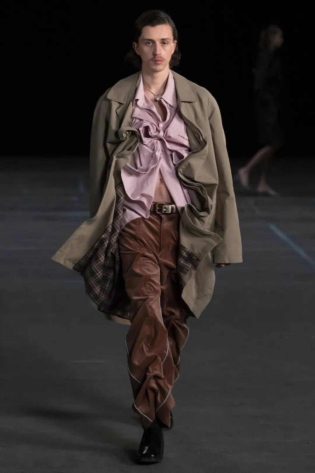 用纽扣和金属丝塑造蛇行扭曲的解构廓形yproject这一季的百搭款在外网