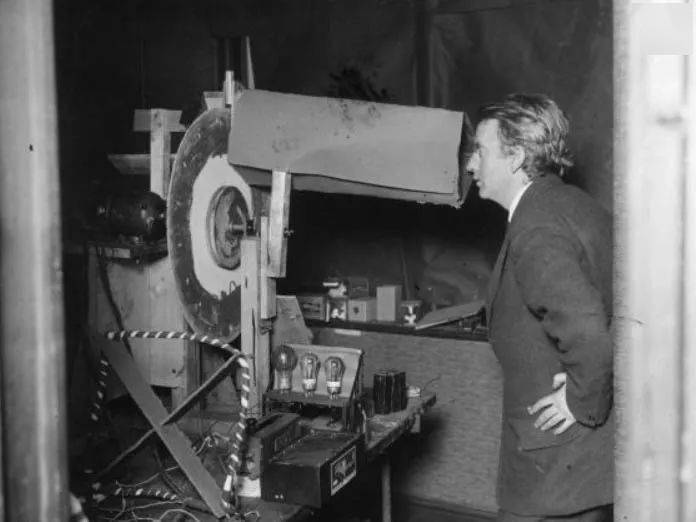 机械电视发明了世界上第一台电视机英国发明家贝尔德1924年一步步走进