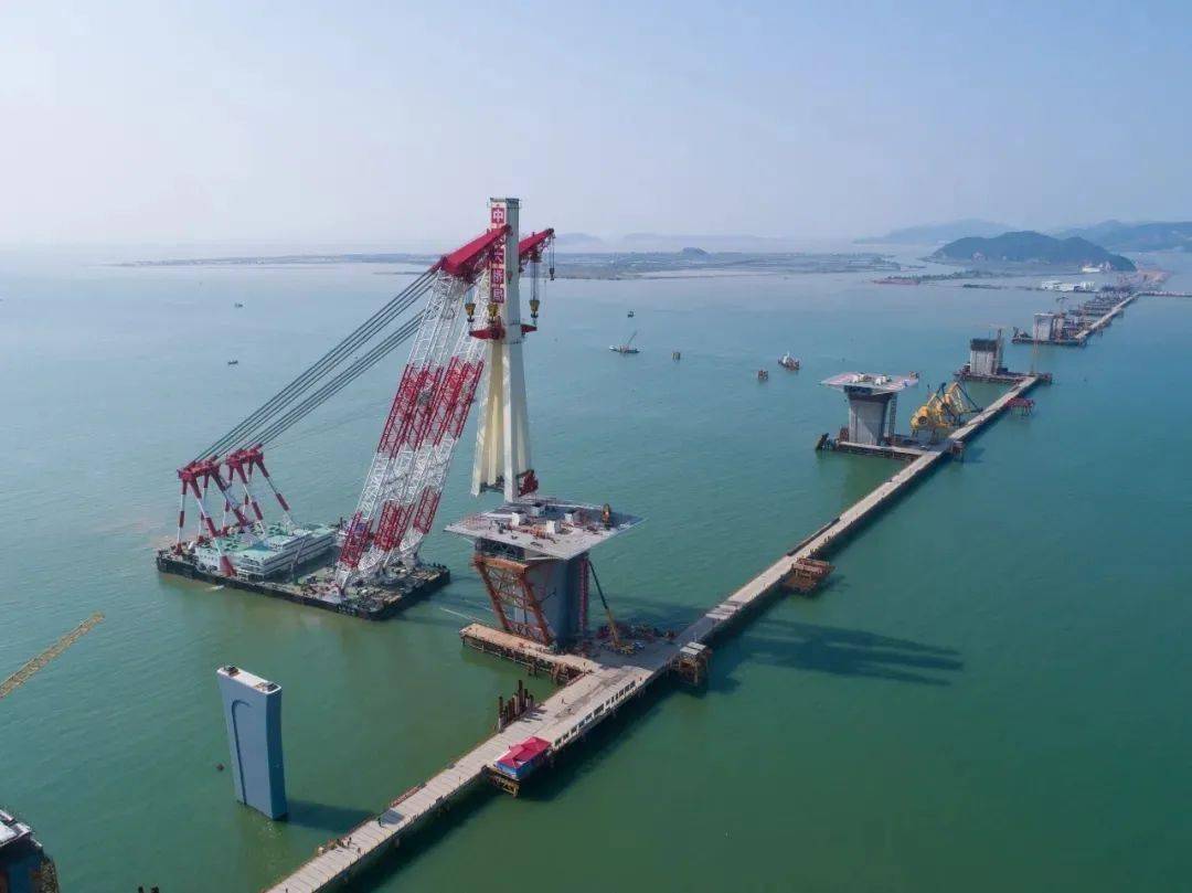 3600吨浮吊船助阵 金海大桥首座钢主塔成功吊装对接 海鸥