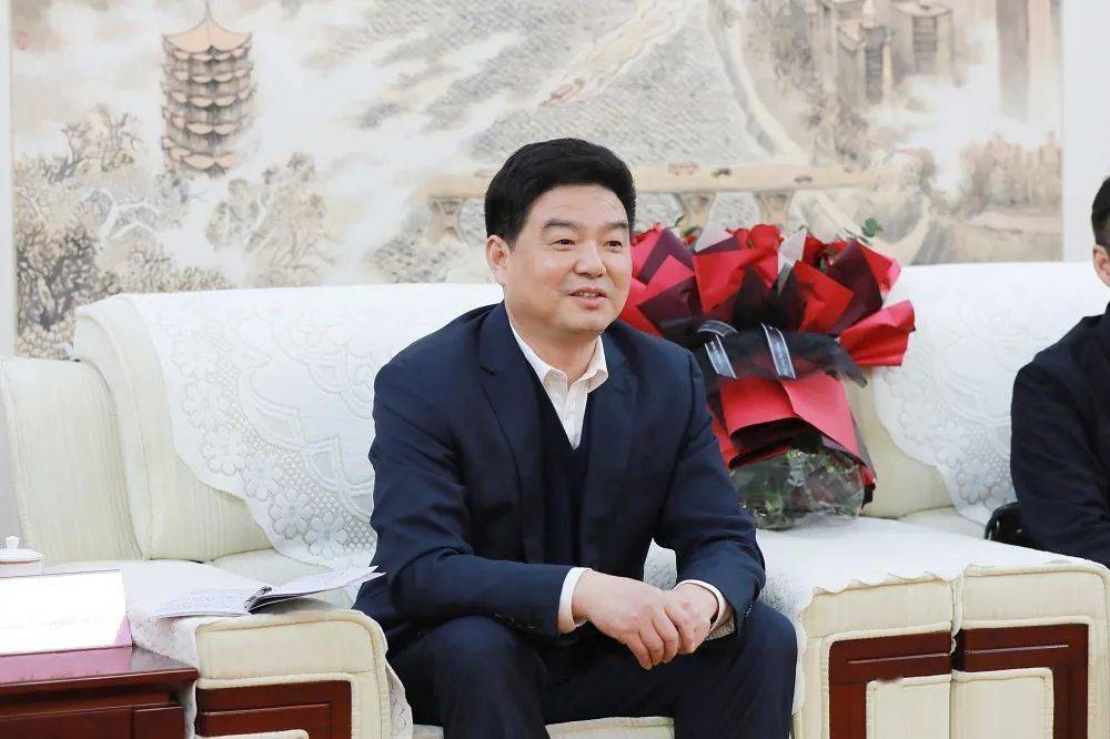 图为参会单位代表 郭德林上矩形安康市脱贫攻坚指挥部办公室(安康市