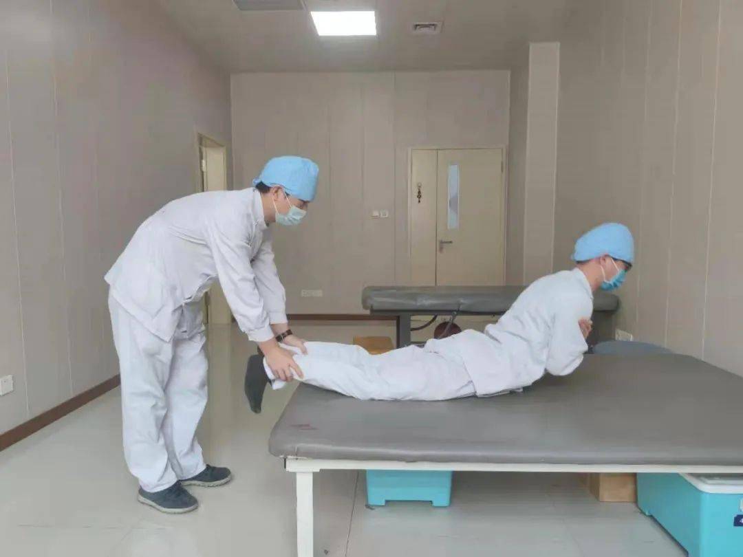 此外运动员应该增强大腿后肌群的力量,要特别重视离心的肌肉收缩训练