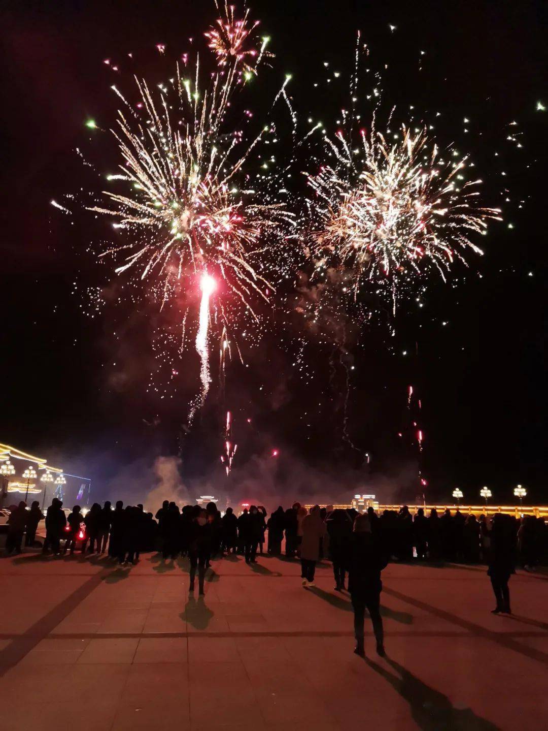 科右中旗:新春烟花秀璀璨绽放