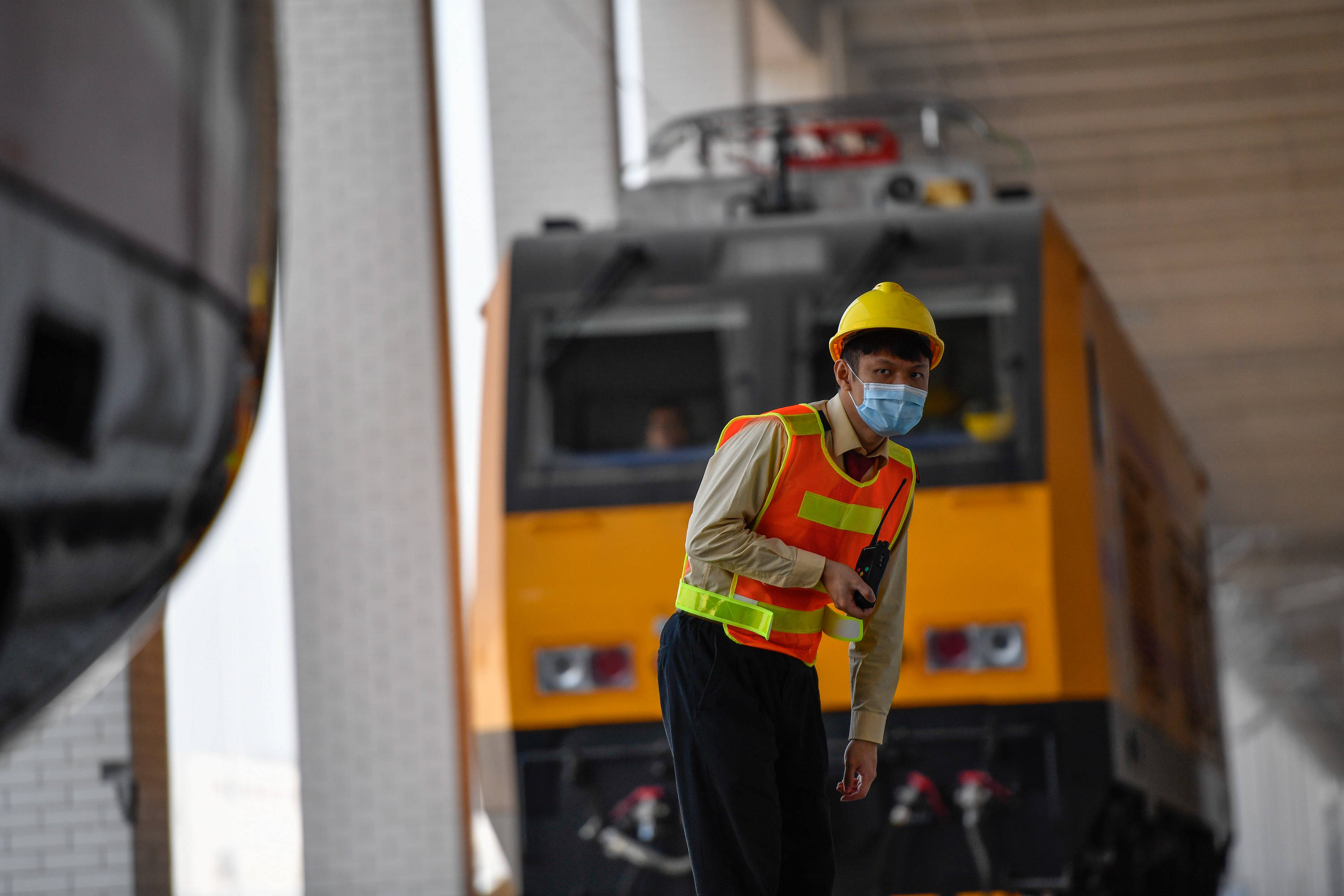粤港澳大湾区首列时速160公里地铁列车成功"安家"_广州