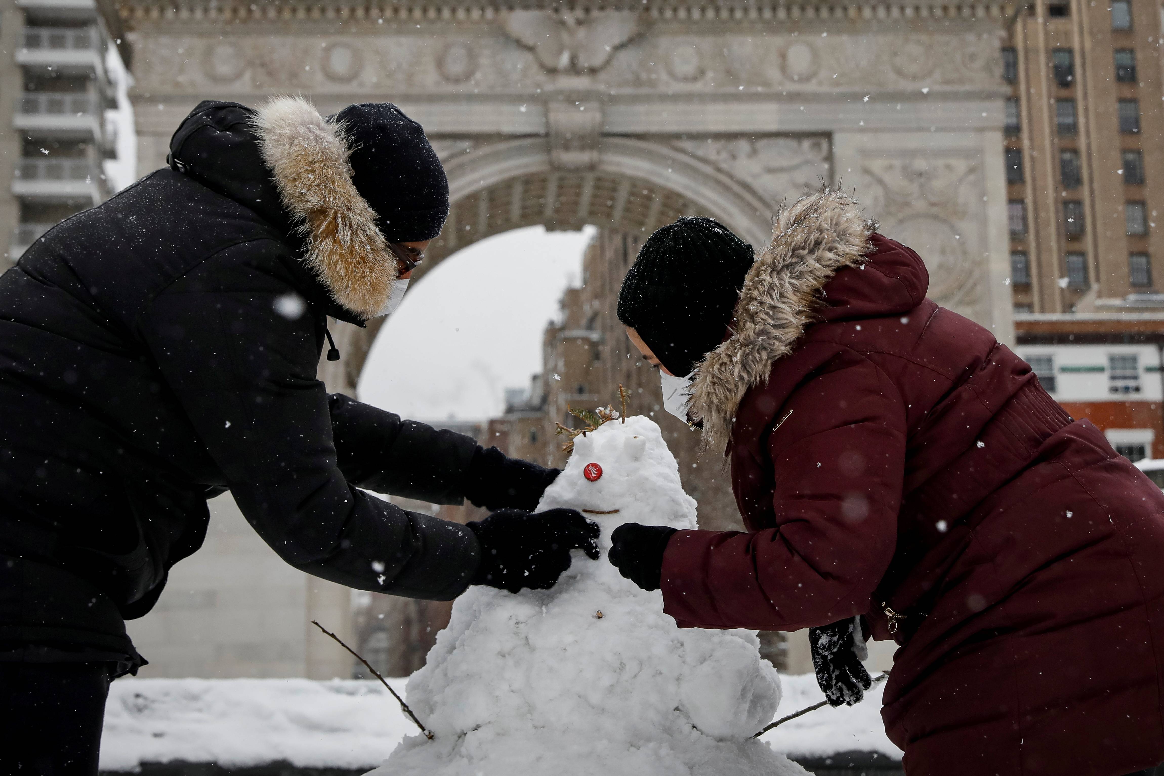 堆雪人过程图片