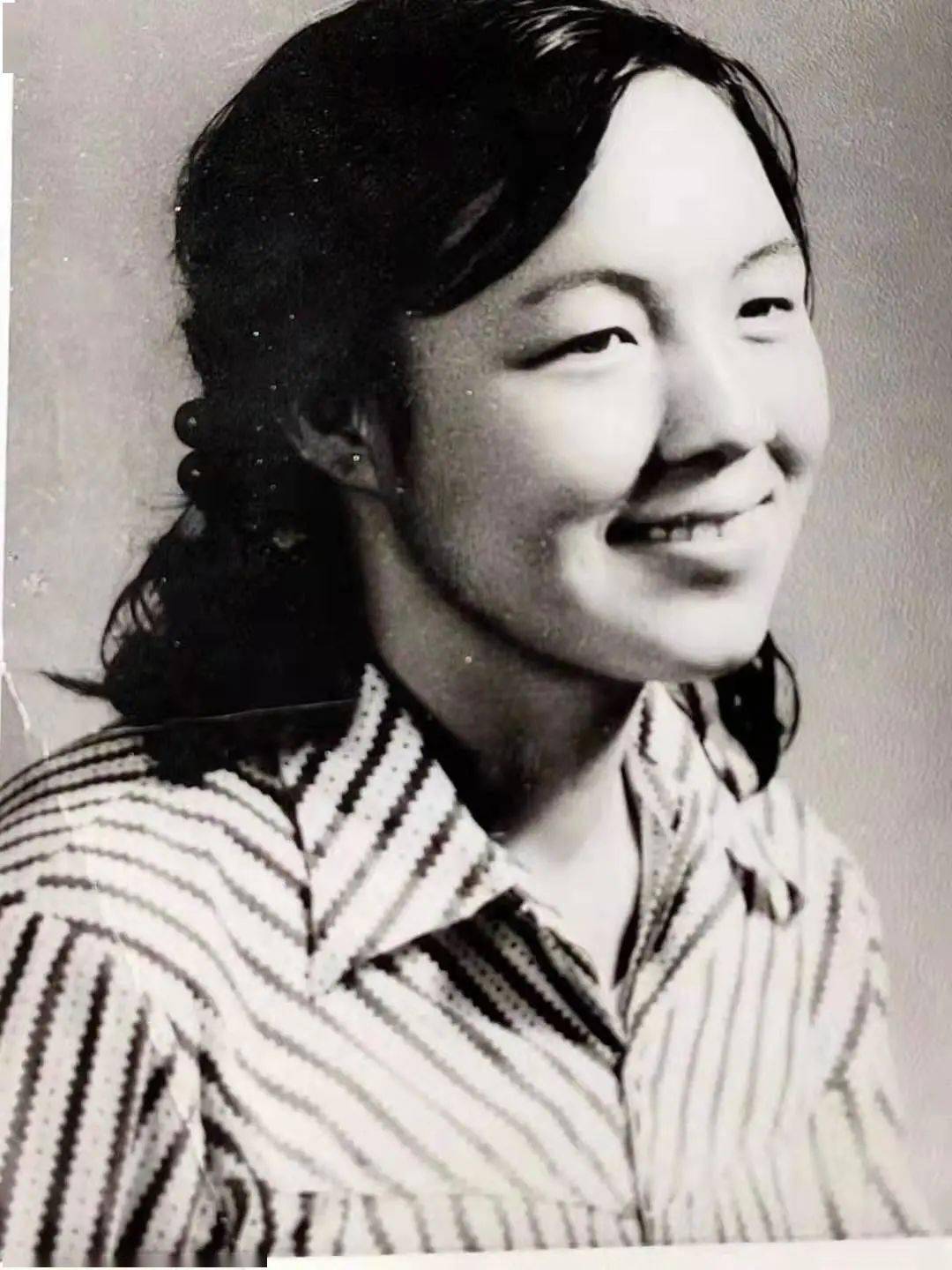 定格"李焕英"最美的样子大家纷纷晒出妈妈年轻时候的照片戳中许多人的