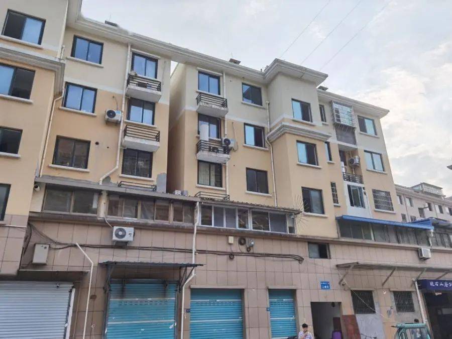 【二拍】青田县山口镇板石小区37幢2-401室的不动产拍卖版权归原作者