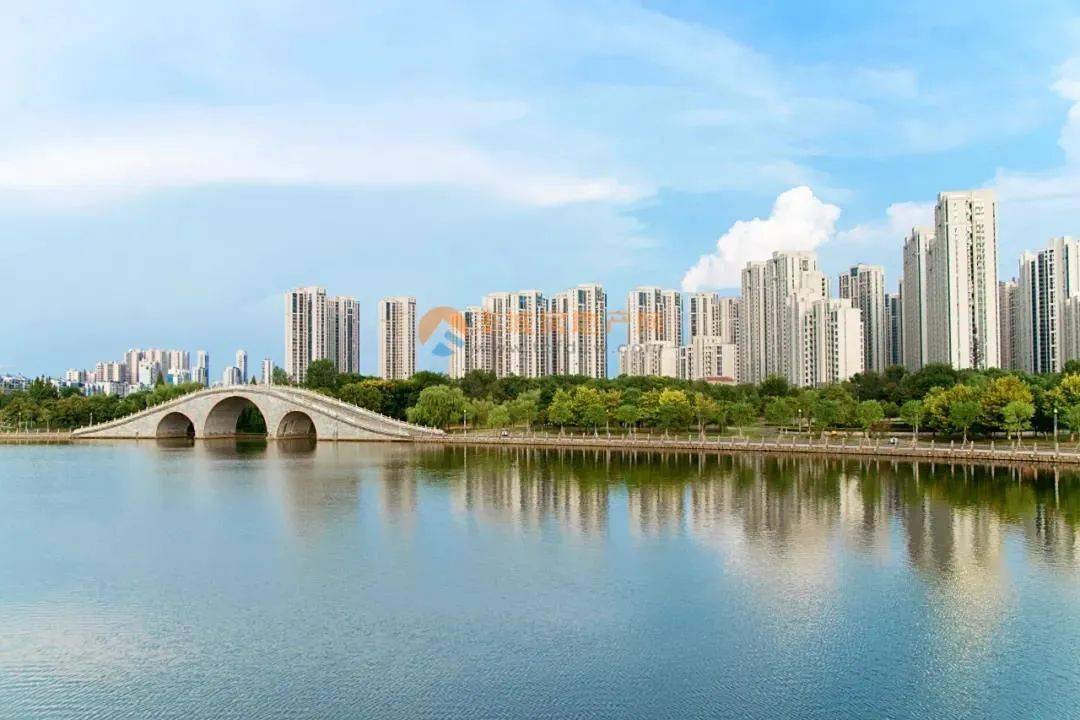 项目简介:金马御龙城座落于丰城新城区龙光中大道丰水湖旁.