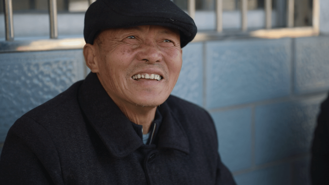 如今,吴荣兴每当看见家门口热火朝天的施工场景,脸上