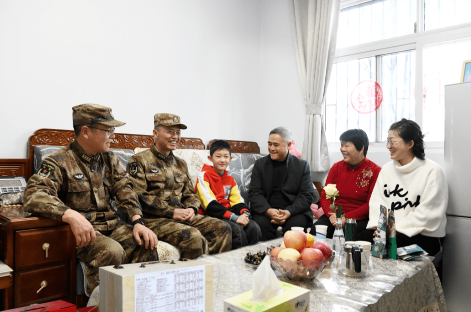 我长大想来这里当兵烈士杨树朋家人来到杨根思连过年