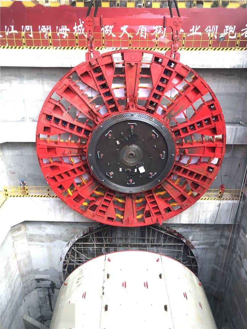湘雅路"星盛号"盾构机刀盘成功吊装,预计3月份组装调试完成