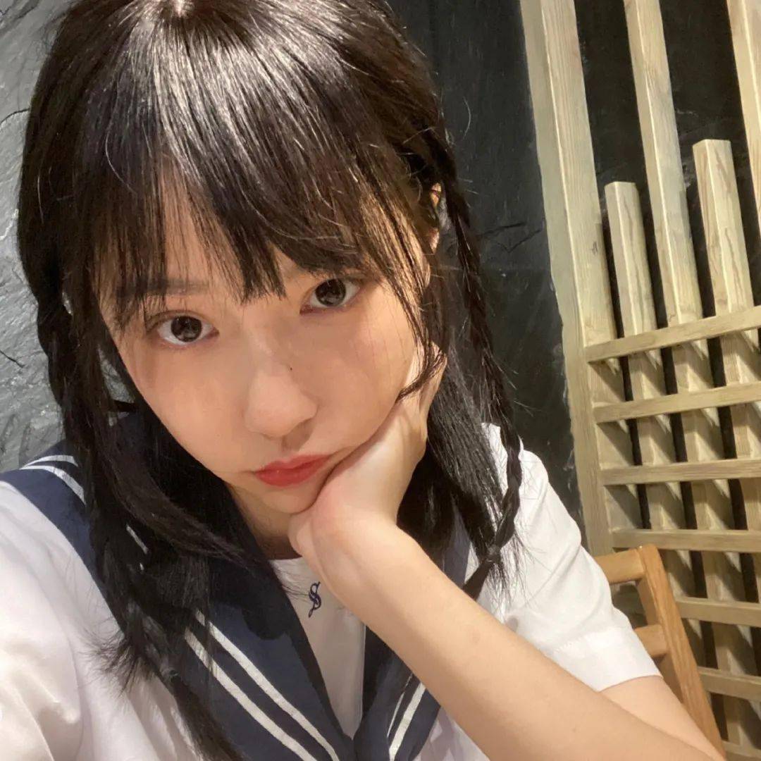 诸葛大力「jk制服」晒腿吸睛!沦为「制服女主播」人气 "低迷" ?