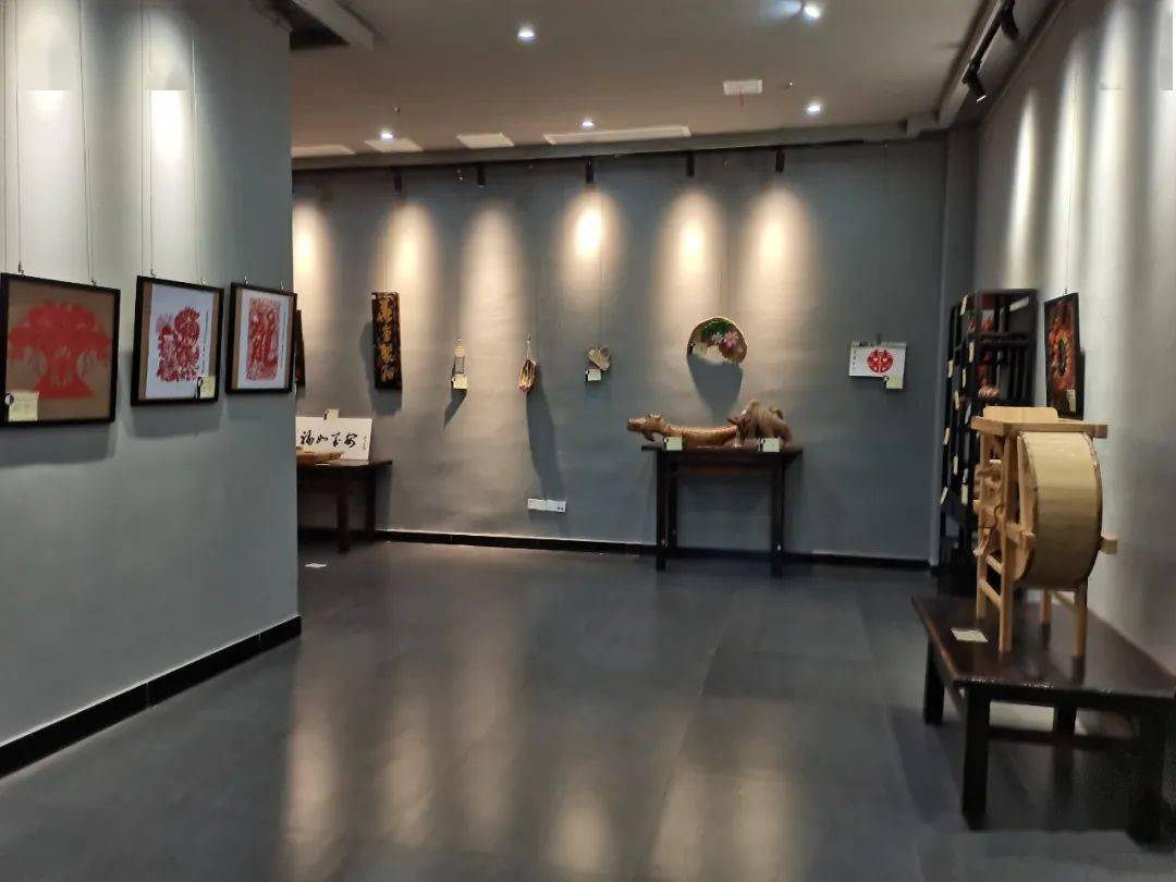 展讯走到万安县文化馆看首届传统手工艺品展