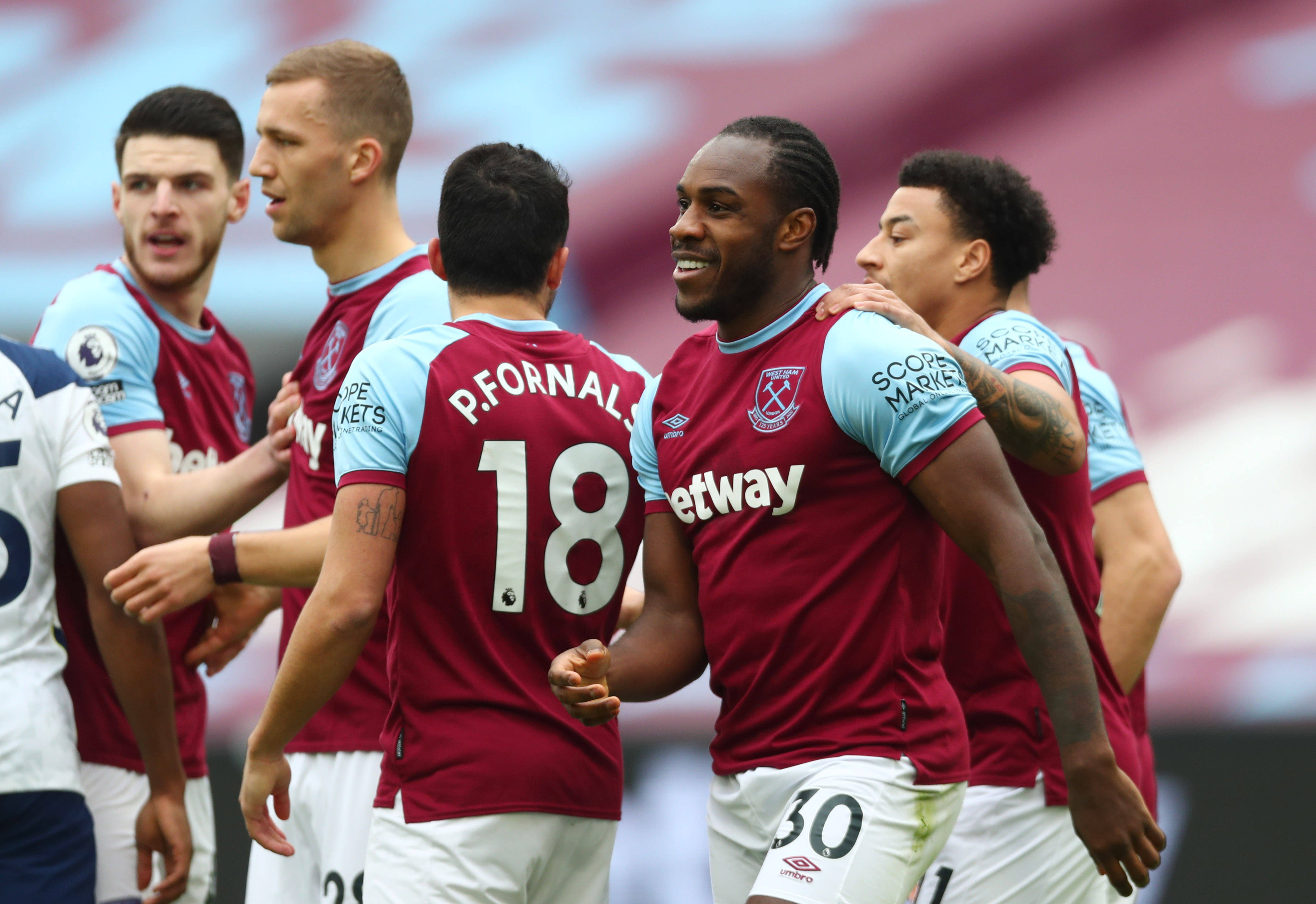 2月21日,西汉姆联队球员安东尼奥(右二)庆祝进球.