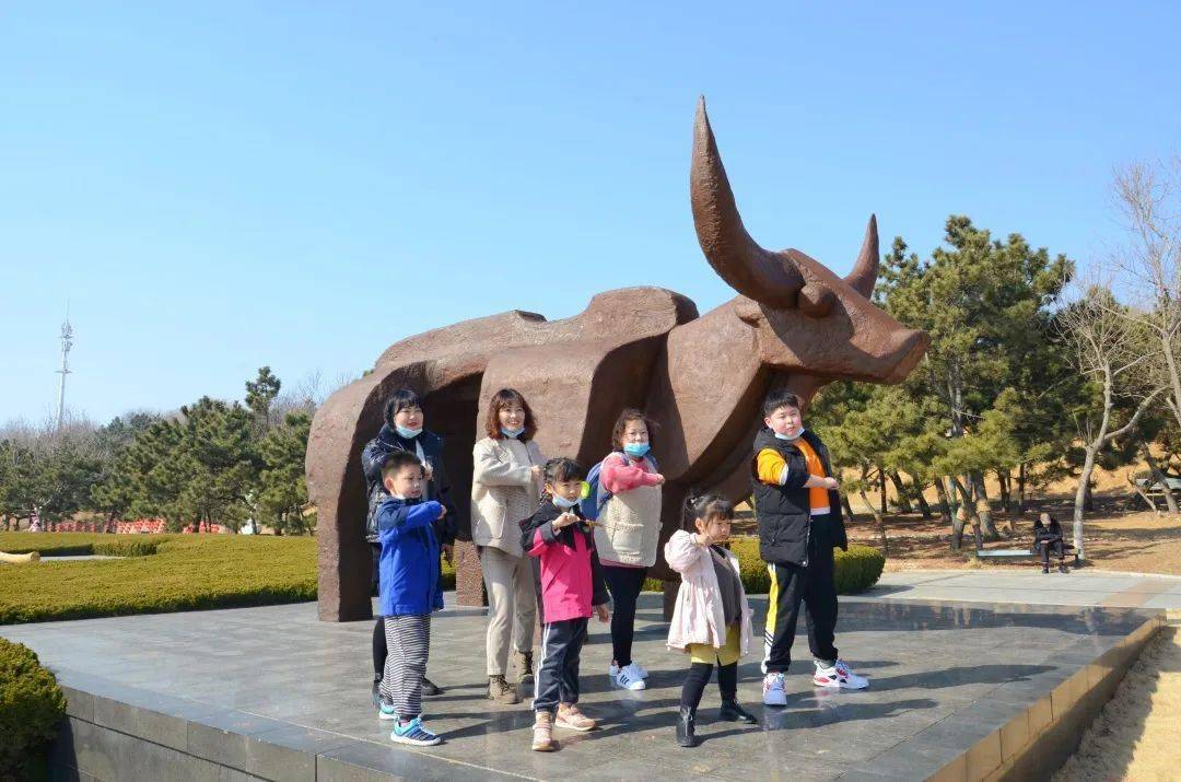 来青岛雕塑园逛牛展拍牛照啦