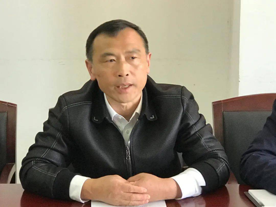 人,县志愿者协会会长江海涛主持会议并讲话,县志协党支部书记熊正良