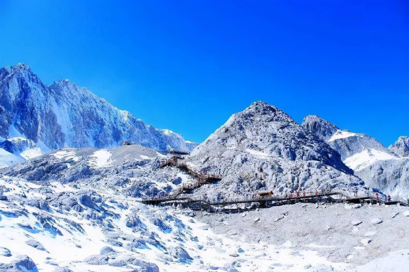 主要景點有黑白水河,甘海子,雲杉坪,犛牛坪,扇子陡等.