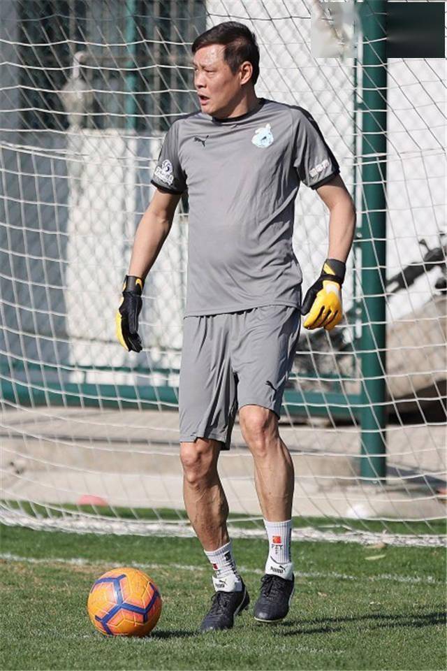 虽然年过半百的范志毅身材开始走形,但他却同样有魅力!