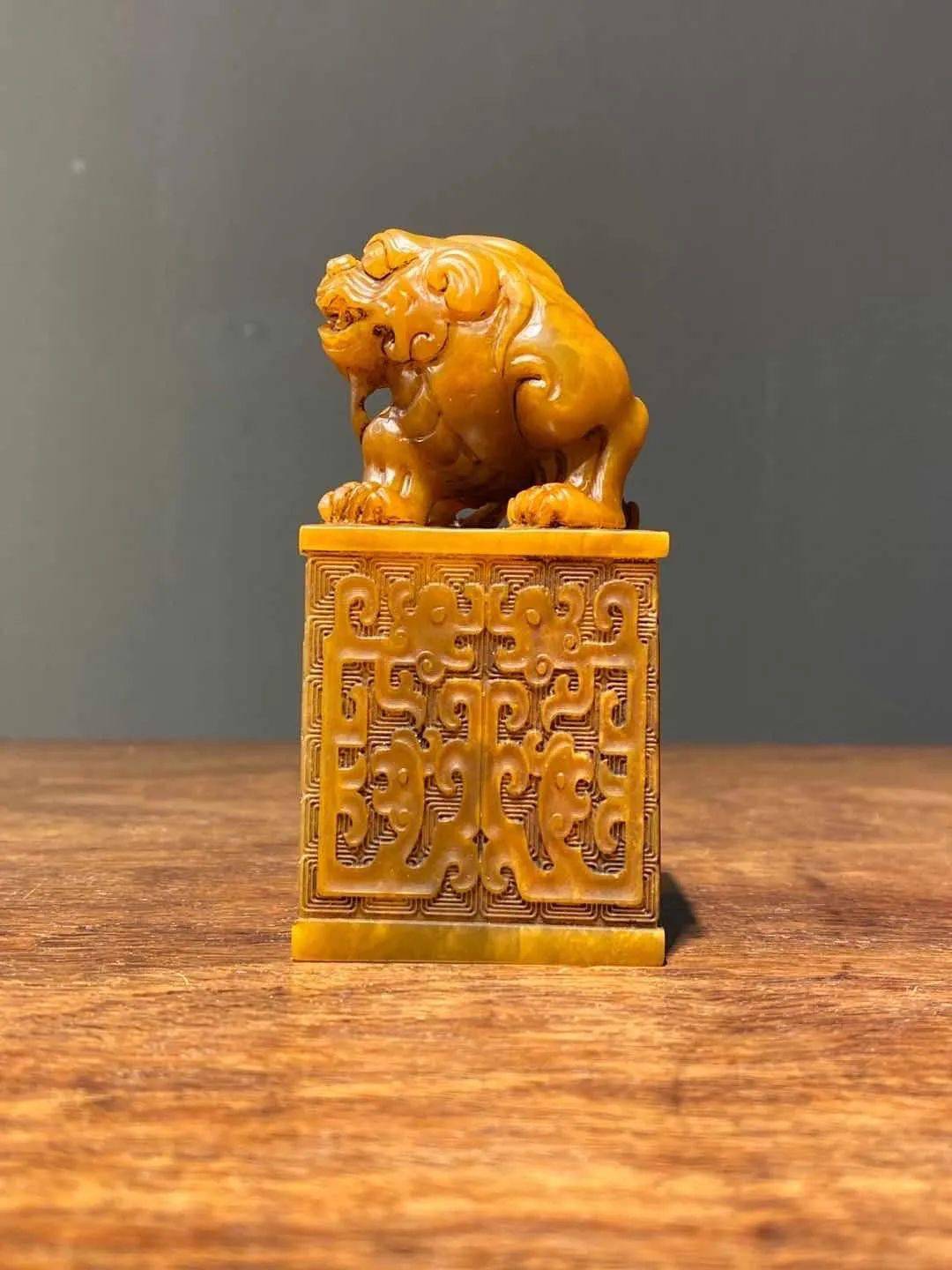 这是一只落名家款的老田黄文人书房摆件,以产于福建寿山的田黄石雕刻