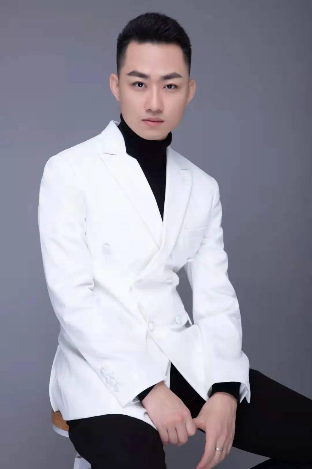 吴博文曾荣获"新都汇"杯阳江市青年十大歌手大赛冠军,"第四届全国民族