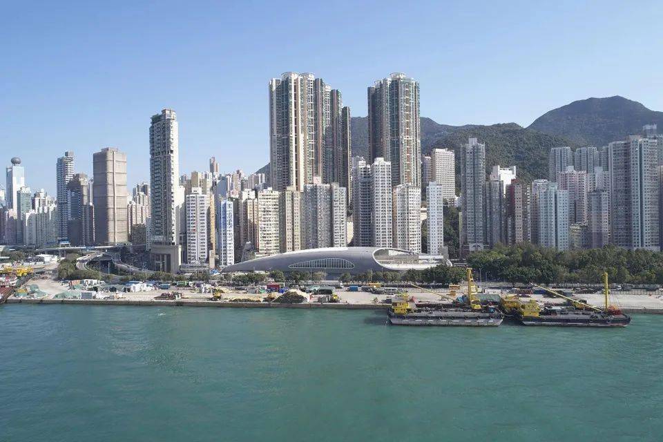 新作 | 香港岛都市中的「太空船」- 坚尼地城游泳池，香港 / Farrells
