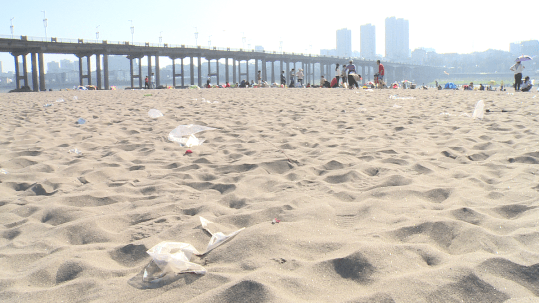 煞风景一片阳光沙滩却成垃圾滩