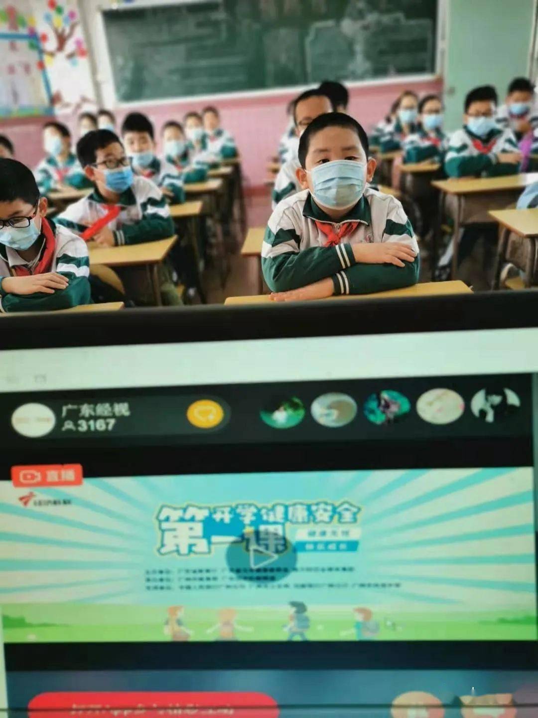 惠州东江小学组织学生观看开学第一课.