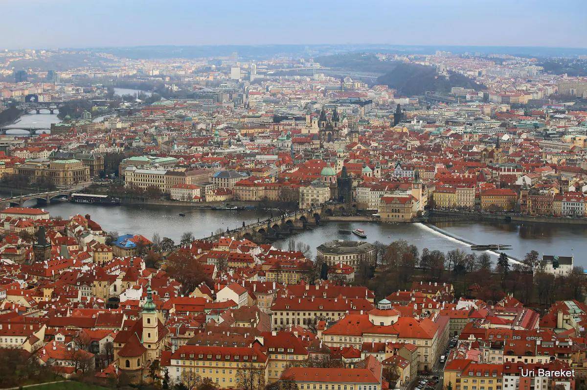 欧洲中心不卑不亢的布拉格之美，一座布满金色阳光的城市