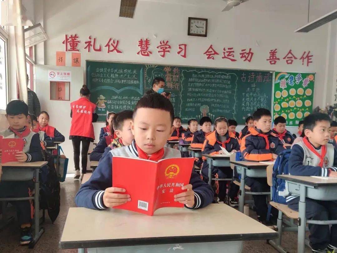 在开学首日,横沙乡司法所法治宣传工作人员走进学校课堂,为横沙小学