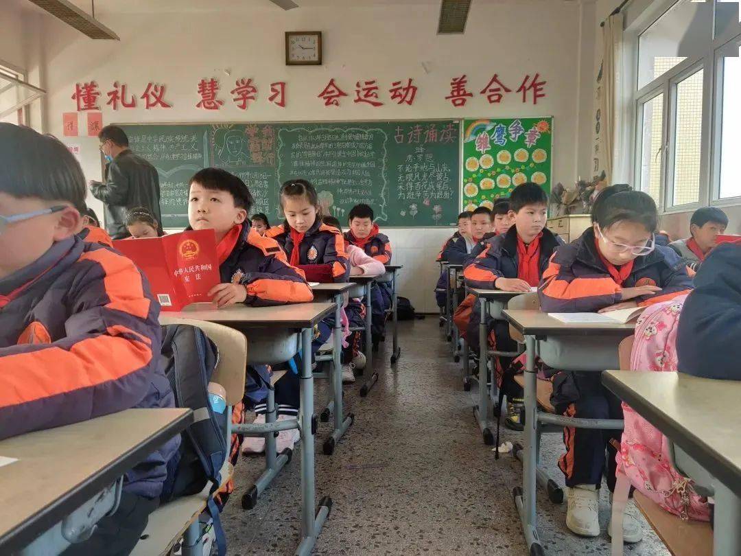 在开学首日,横沙乡司法所法治宣传工作人员走进学校课堂,为横沙小学