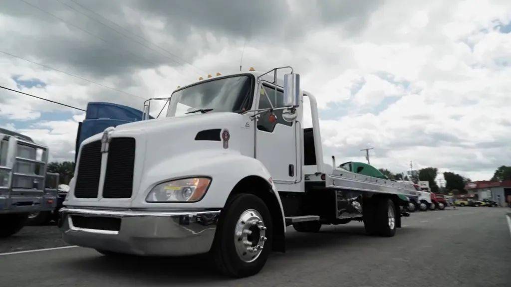 肯沃斯t170中型道路救援卡车搭载帕卡px6的短鼻子