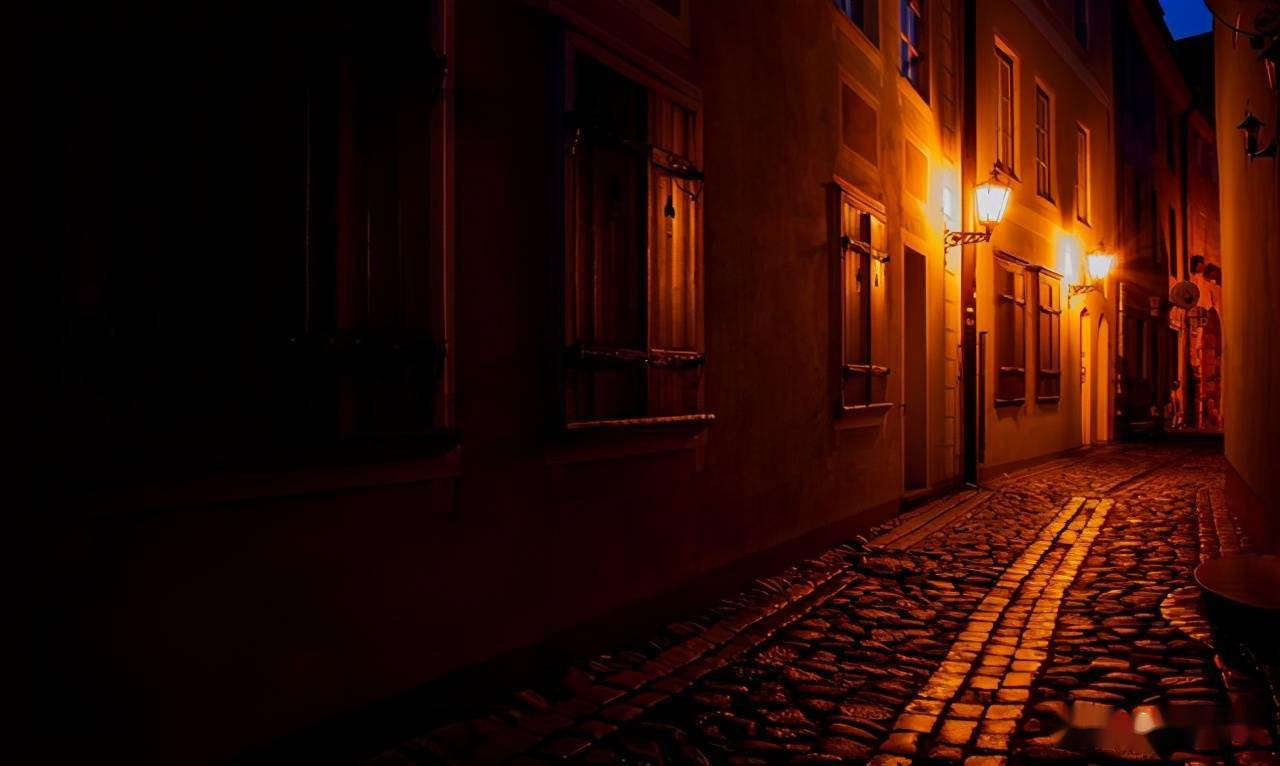 在街灯下,飘悠悠飘悠悠.ps:此处,请允许我点