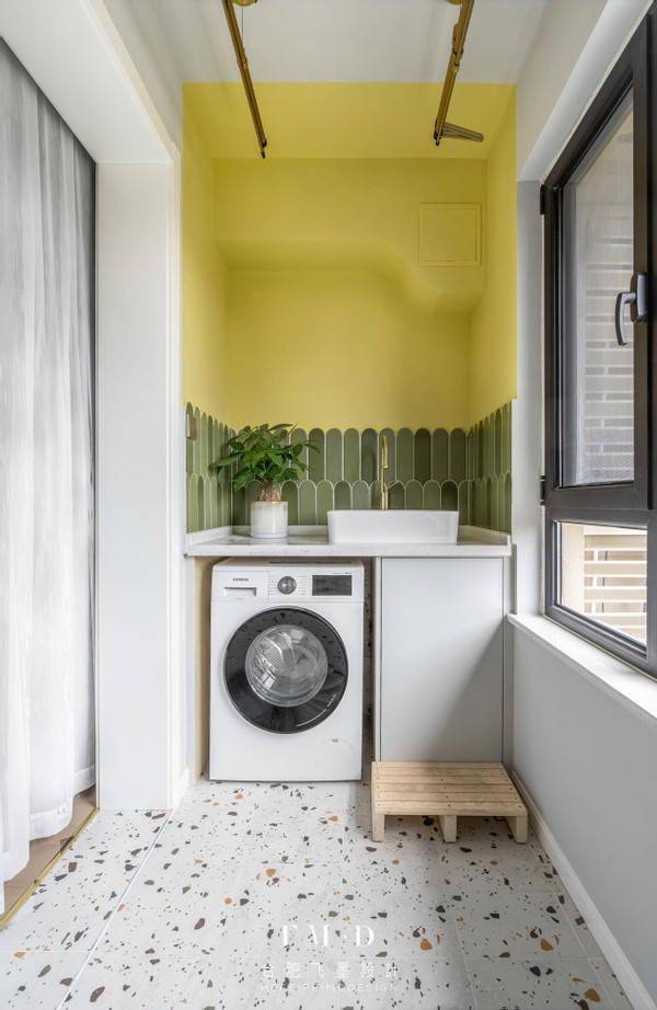 买房要是遇到这种户型,不如把卫生间门开在阳台上,轻松化解尴尬